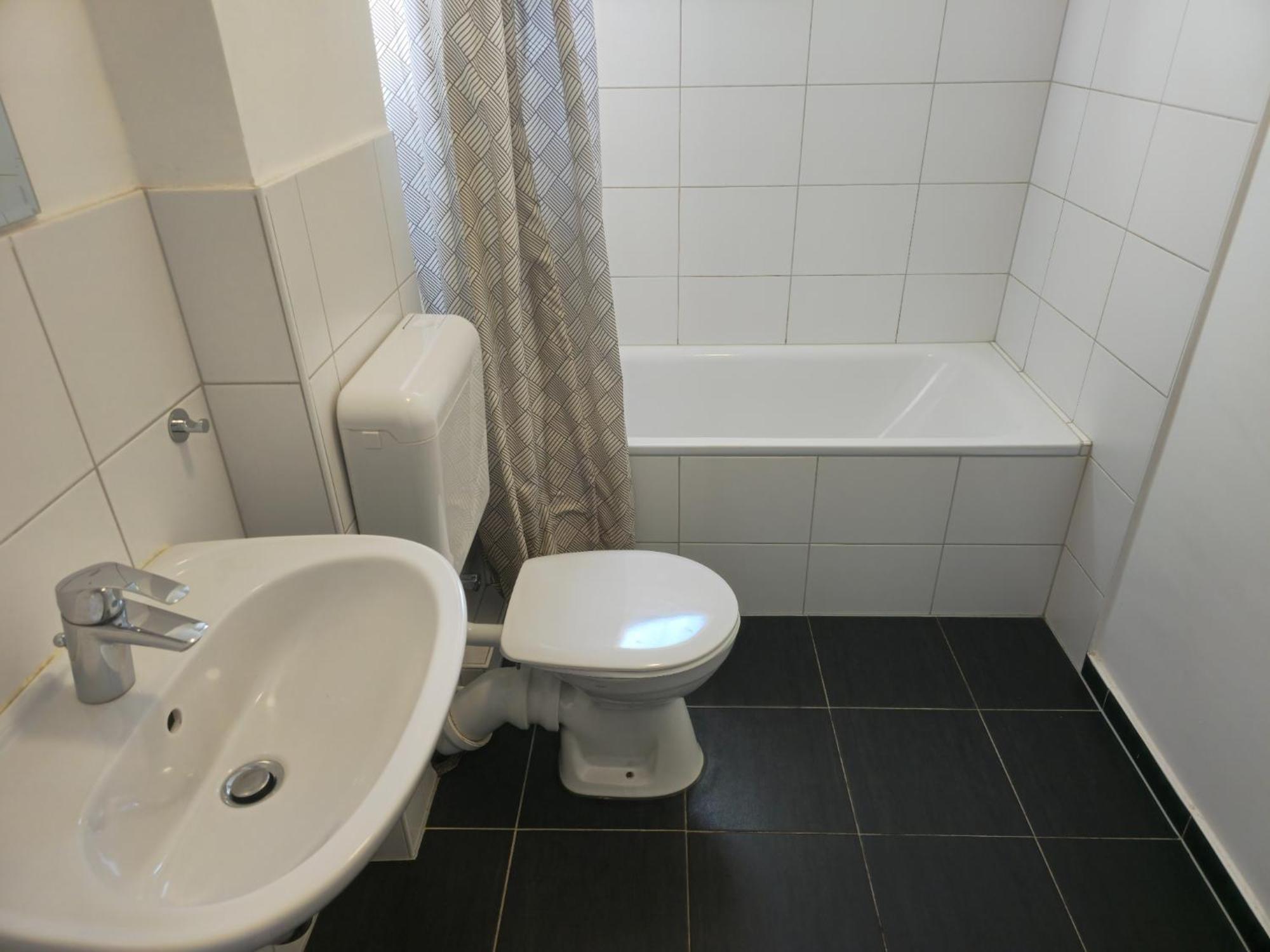 Zentrale 3-Zimmer Wohnung Mit Balkon - Perfekt Fuer Monteure Und Familien Ноймюнстер Экстерьер фото